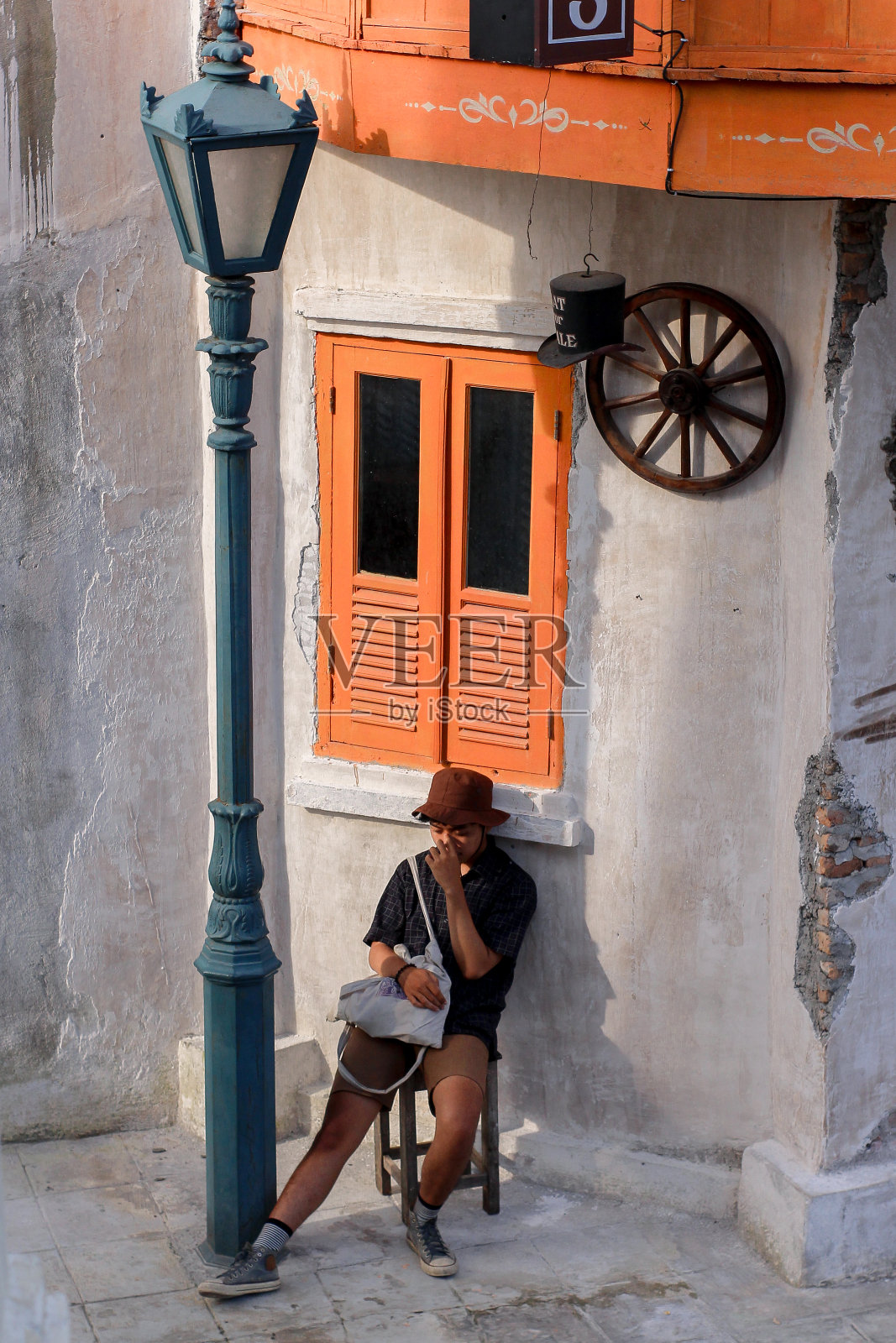 十几岁的男人在公园里放松照片摄影图片