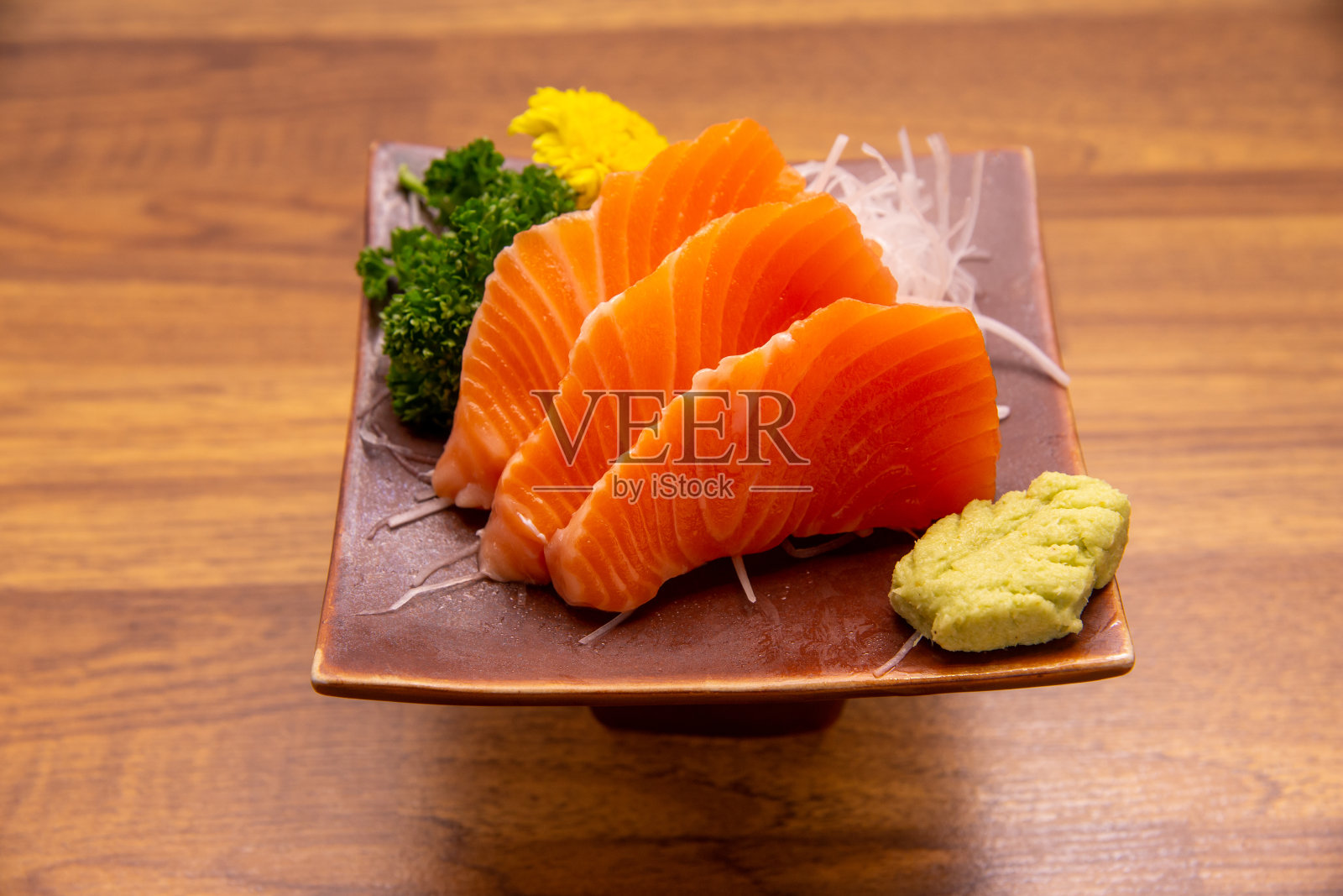 地区食品背景。橙鲑鱼刺身和芥末照片摄影图片