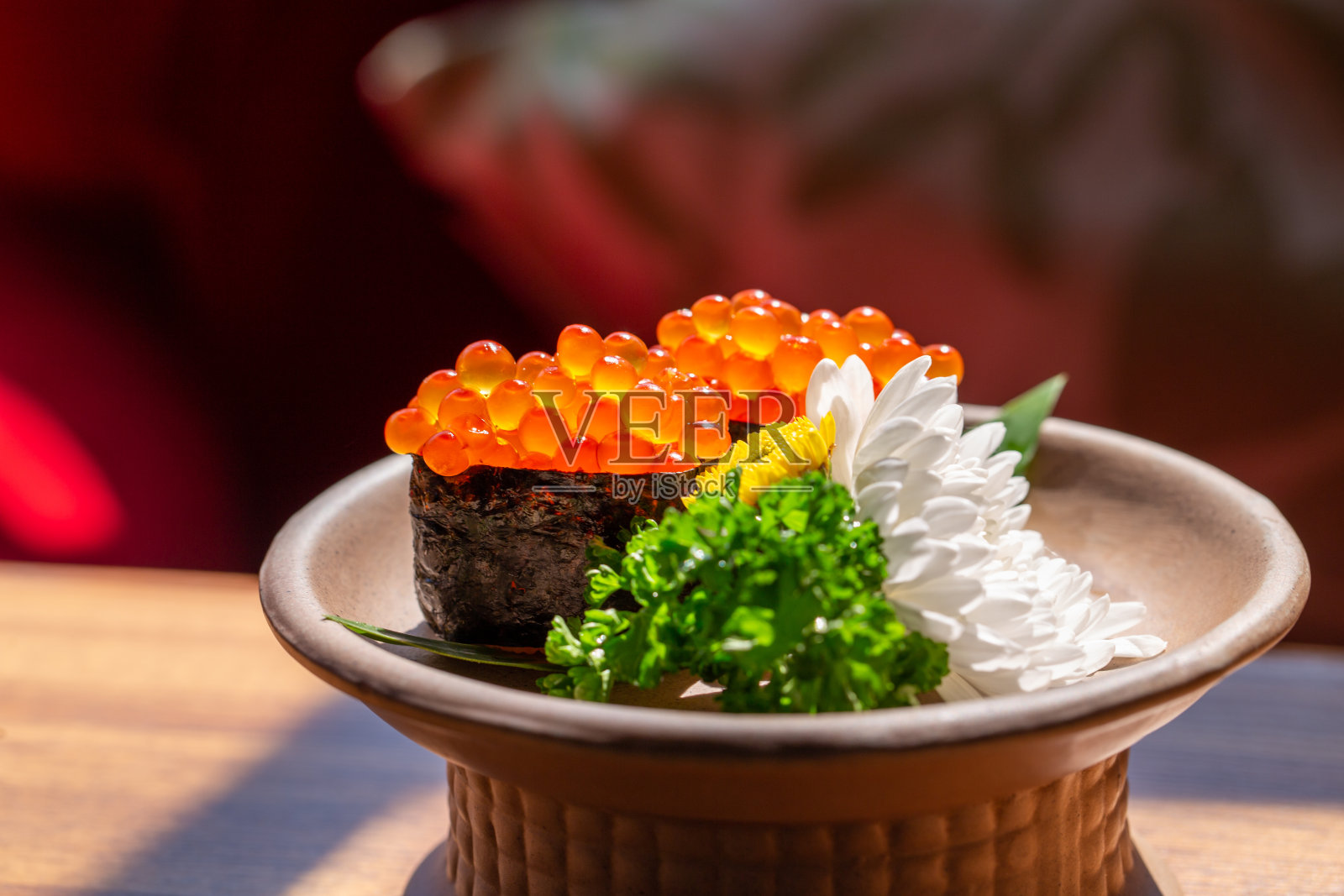 地区食品背景。配鲑鱼籽的海苔饭。照片摄影图片