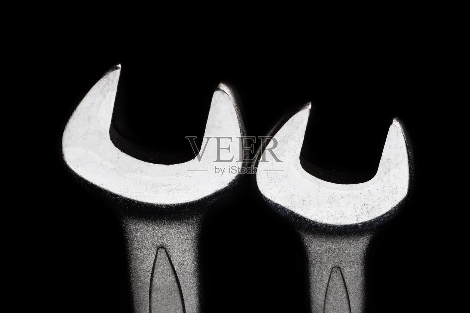 扳手孤立在黑色背景上照片摄影图片