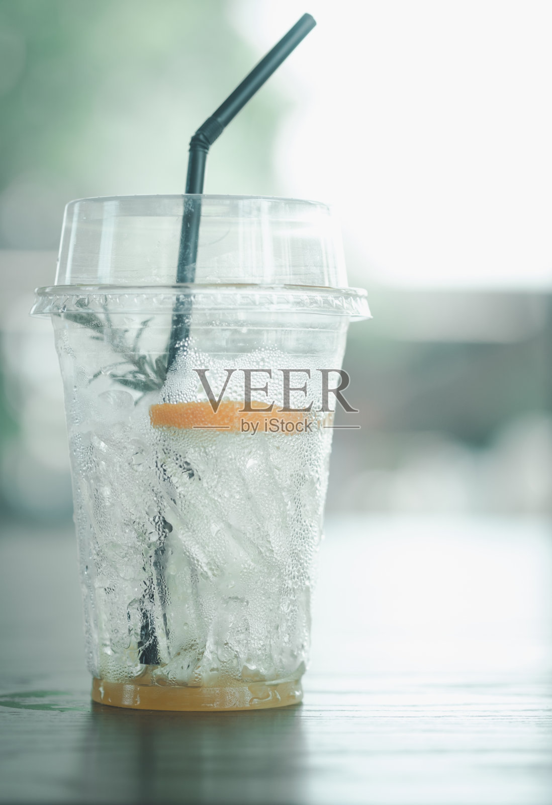 在咖啡馆喝空杯子，只剩下一点冰橙片水果照片摄影图片