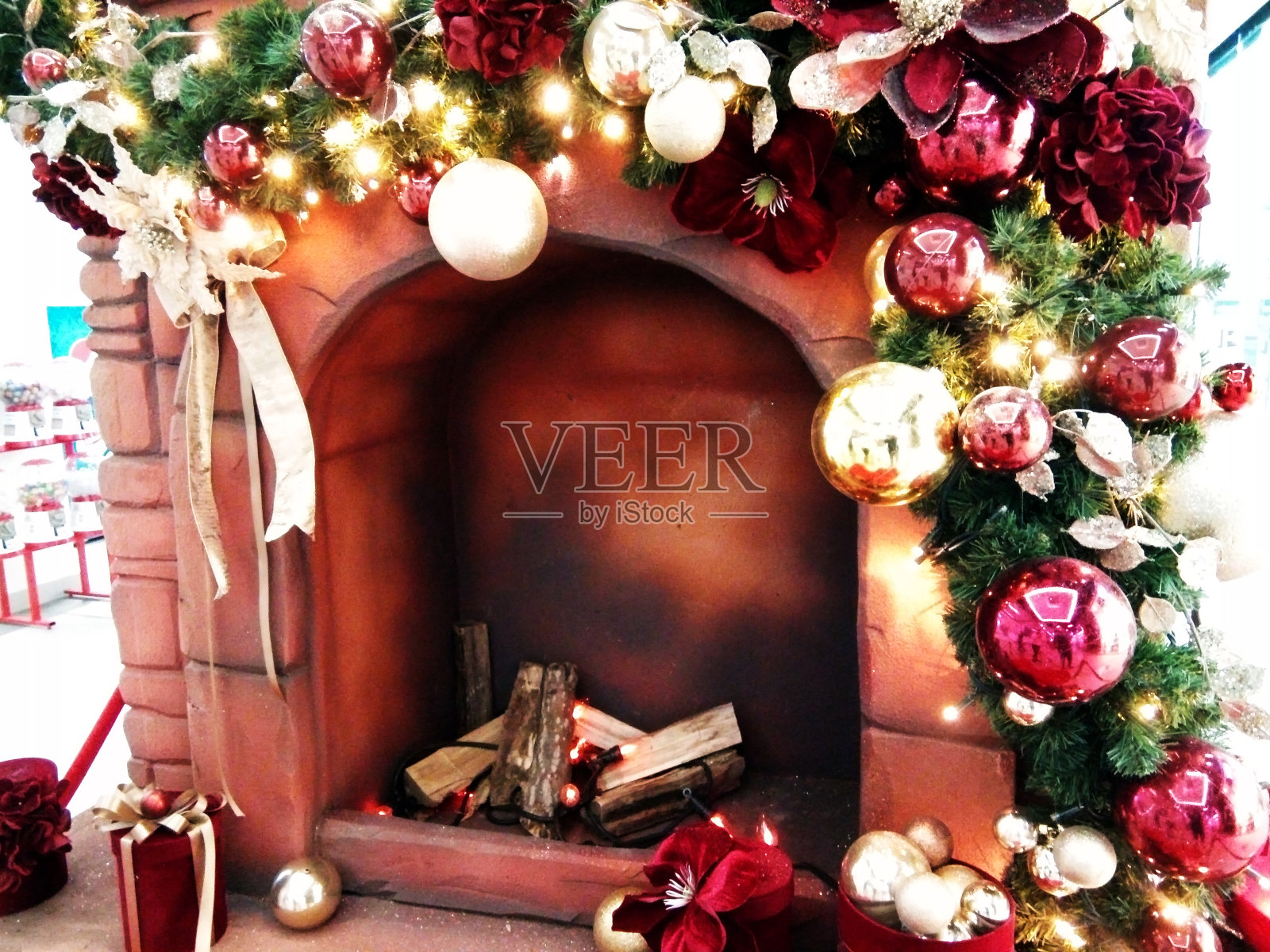 用圣诞装饰品装饰的壁炉照片摄影图片