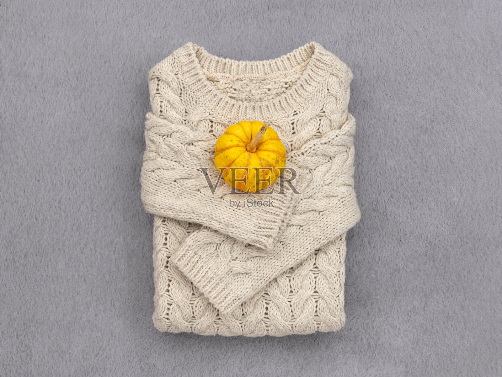 灰色背景上是女人的衣服和南瓜照片摄影图片