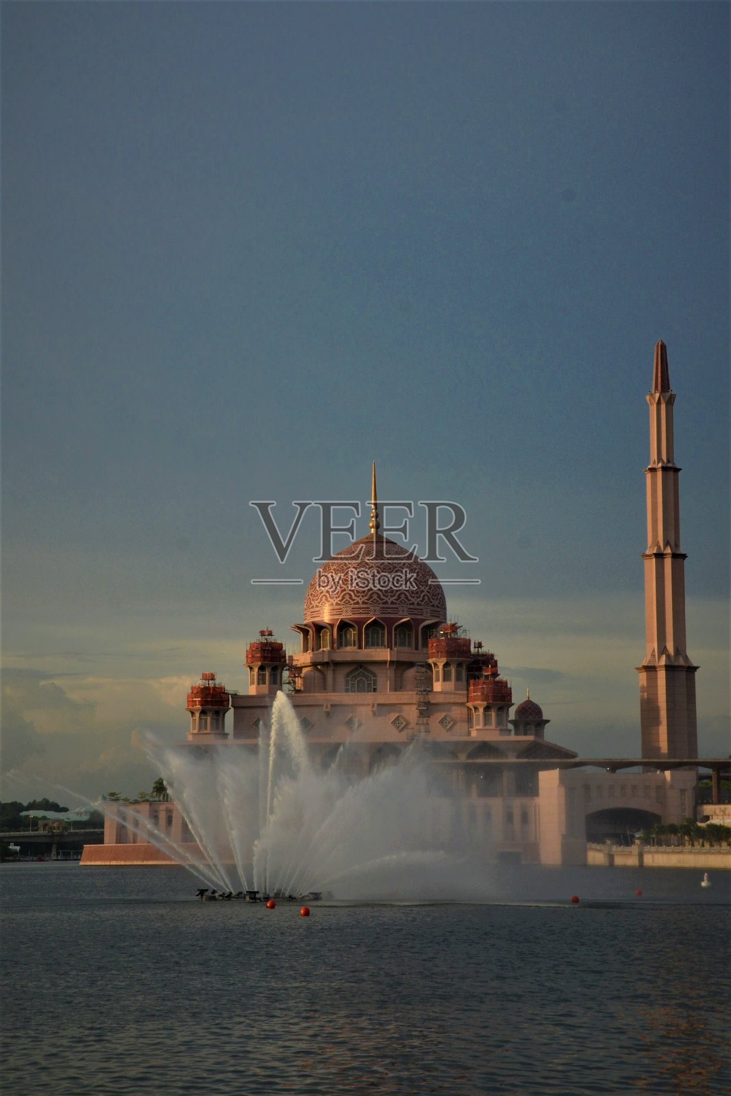 清真寺前的喷泉照片摄影图片