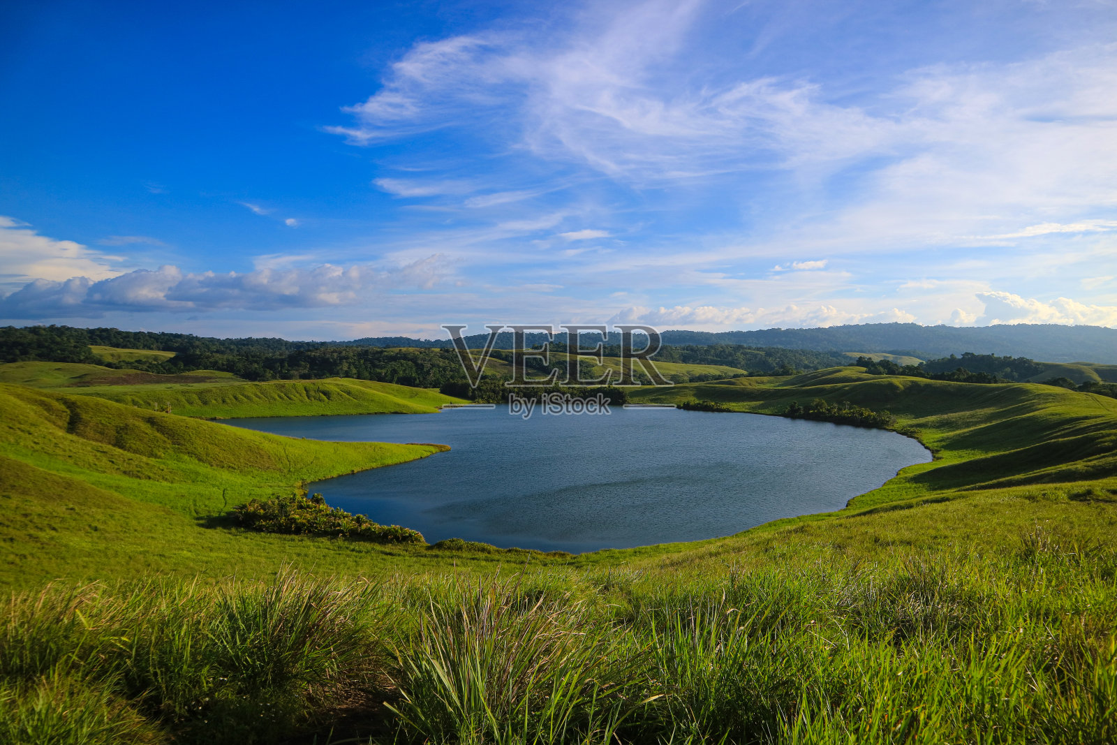 在印度尼西亚巴布亚的查亚普拉的伊姆福特湖。照片摄影图片