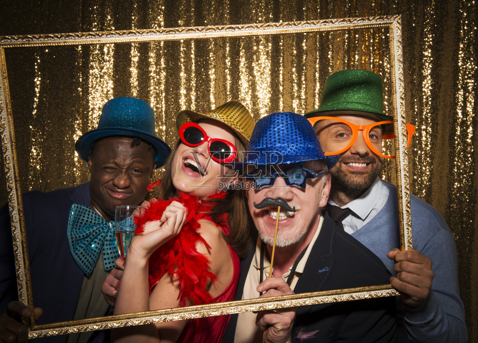 男女朋友在聚会上拍有趣的照片照片摄影图片