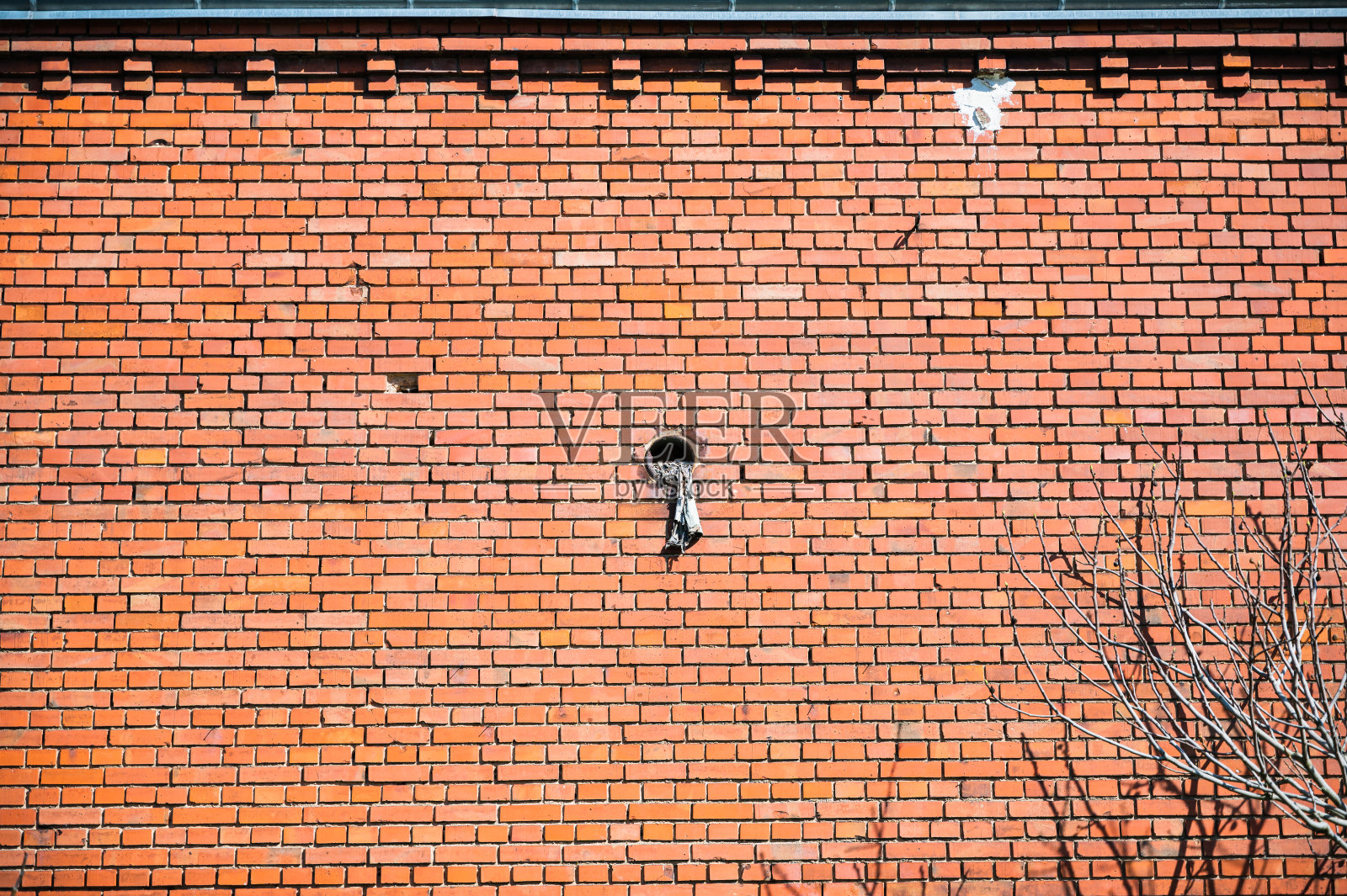 这是砖墙上一个管洞的特写镜头照片摄影图片
