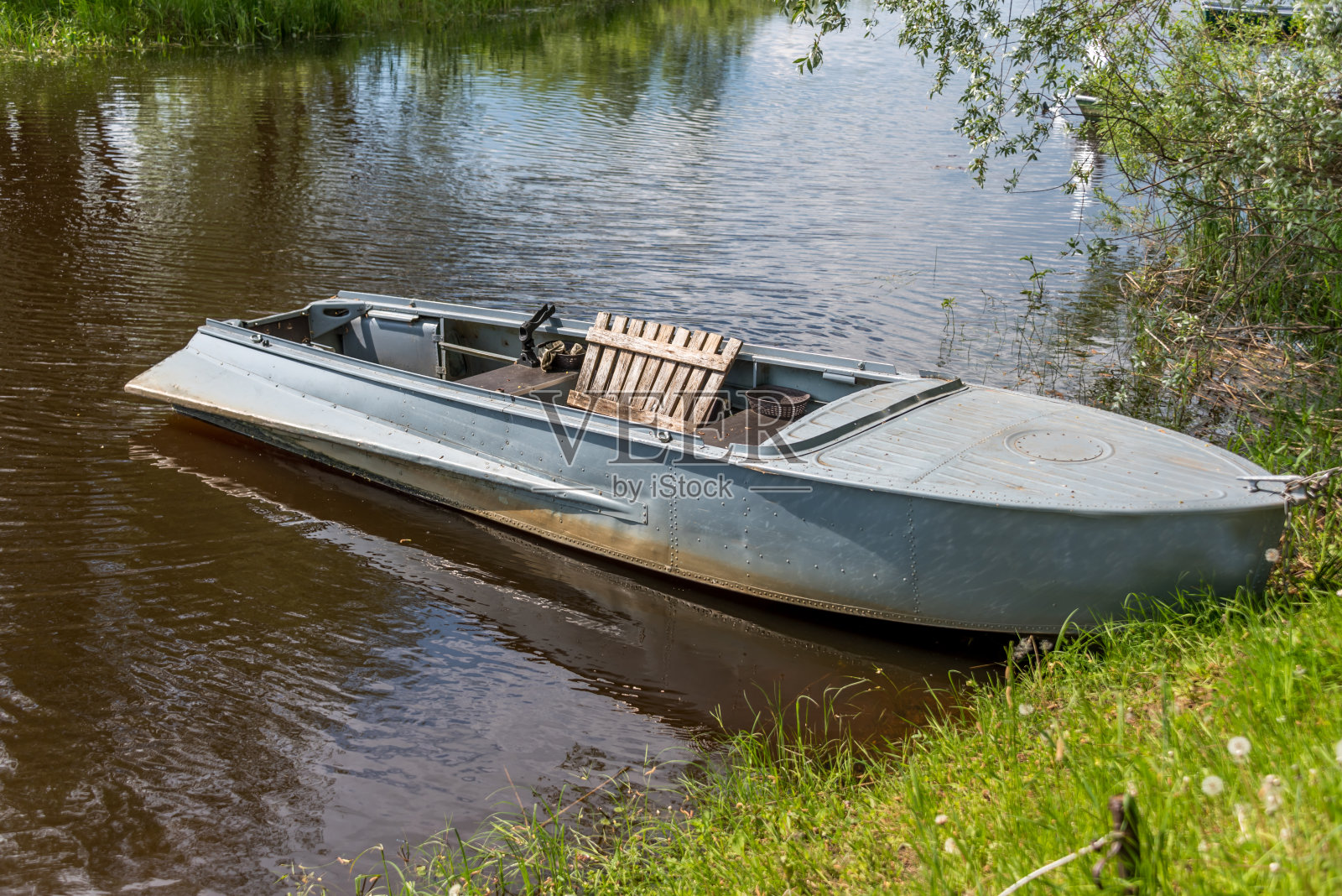 在拉脱维亚的一个湖上，一艘苏联时代的老小船照片摄影图片