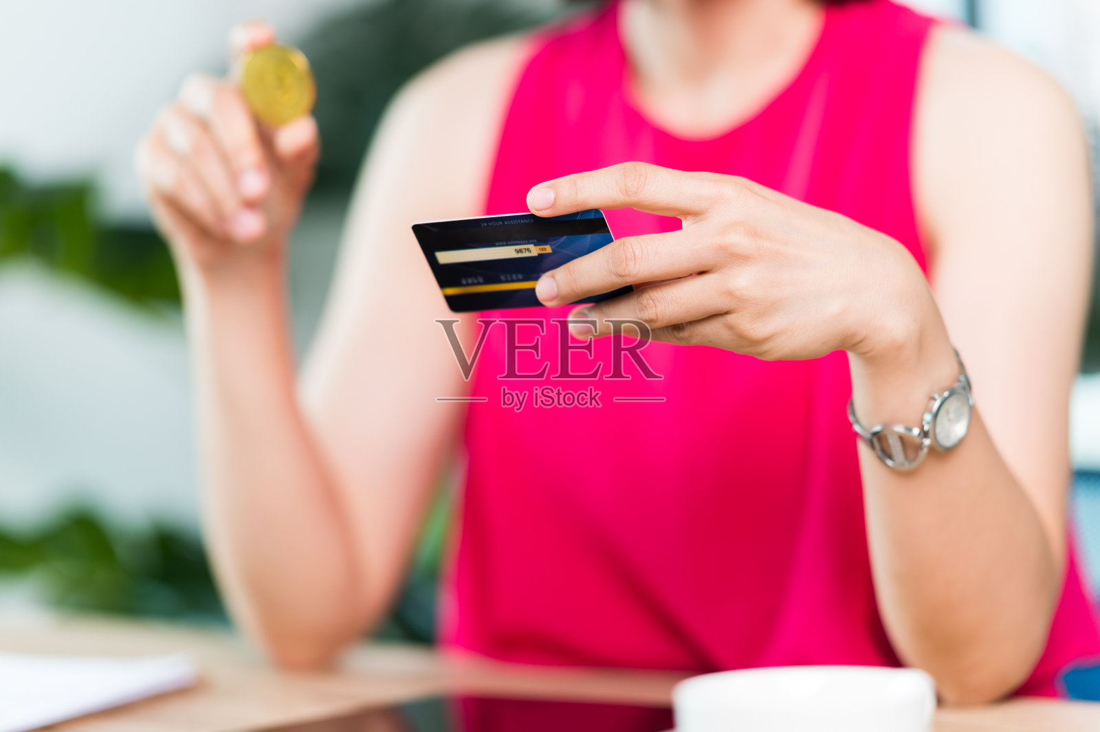 亚洲女性用信用卡用钱包应用技术进行平板支付。女人支付和购物平板应用程序，银行和电子商务的概念。照片摄影图片