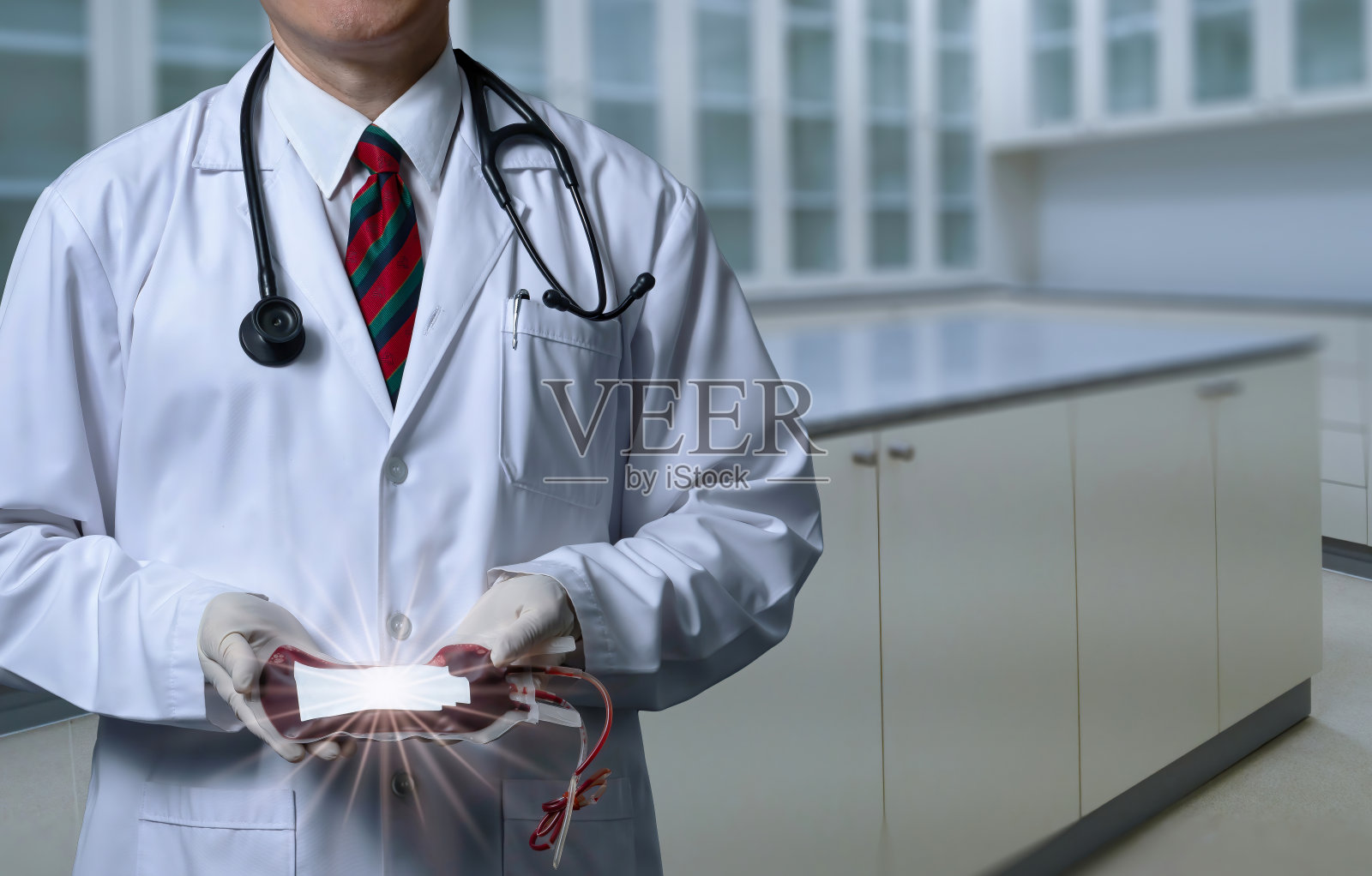 一个医生拿着一袋血在办公室照片摄影图片