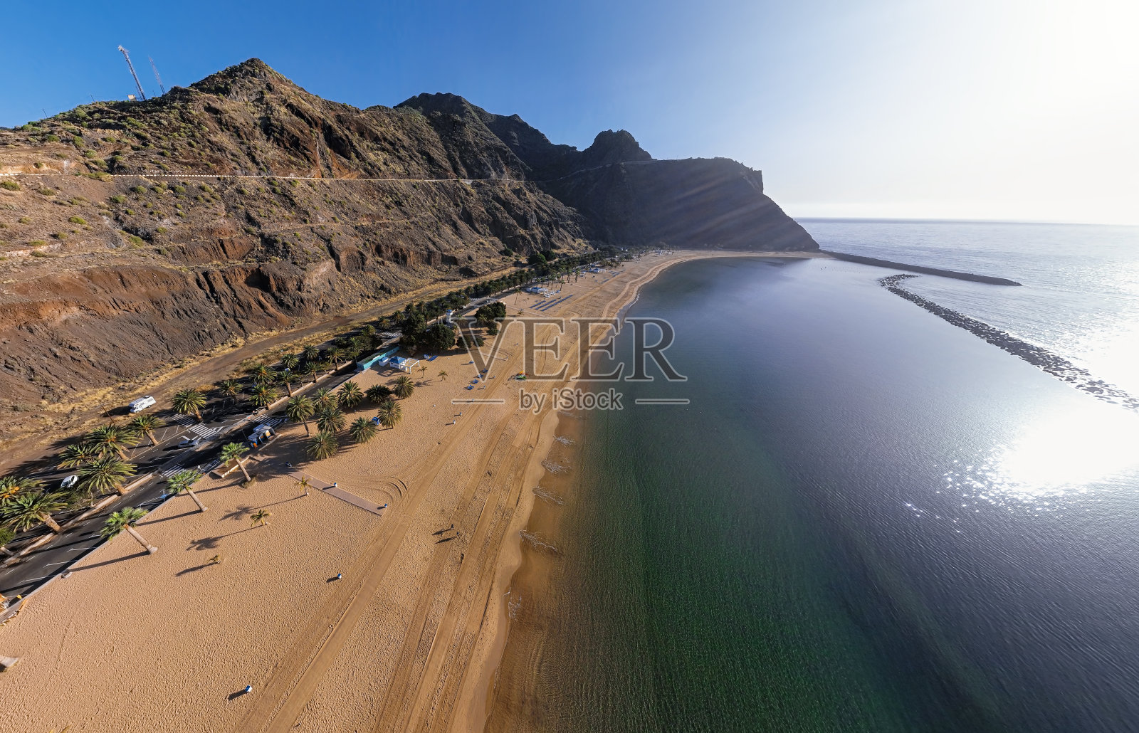 拉斯特雷西塔斯海滩和圣安德烈斯村，特内里费，加那利群岛，西班牙的广角空中全景图。照片摄影图片