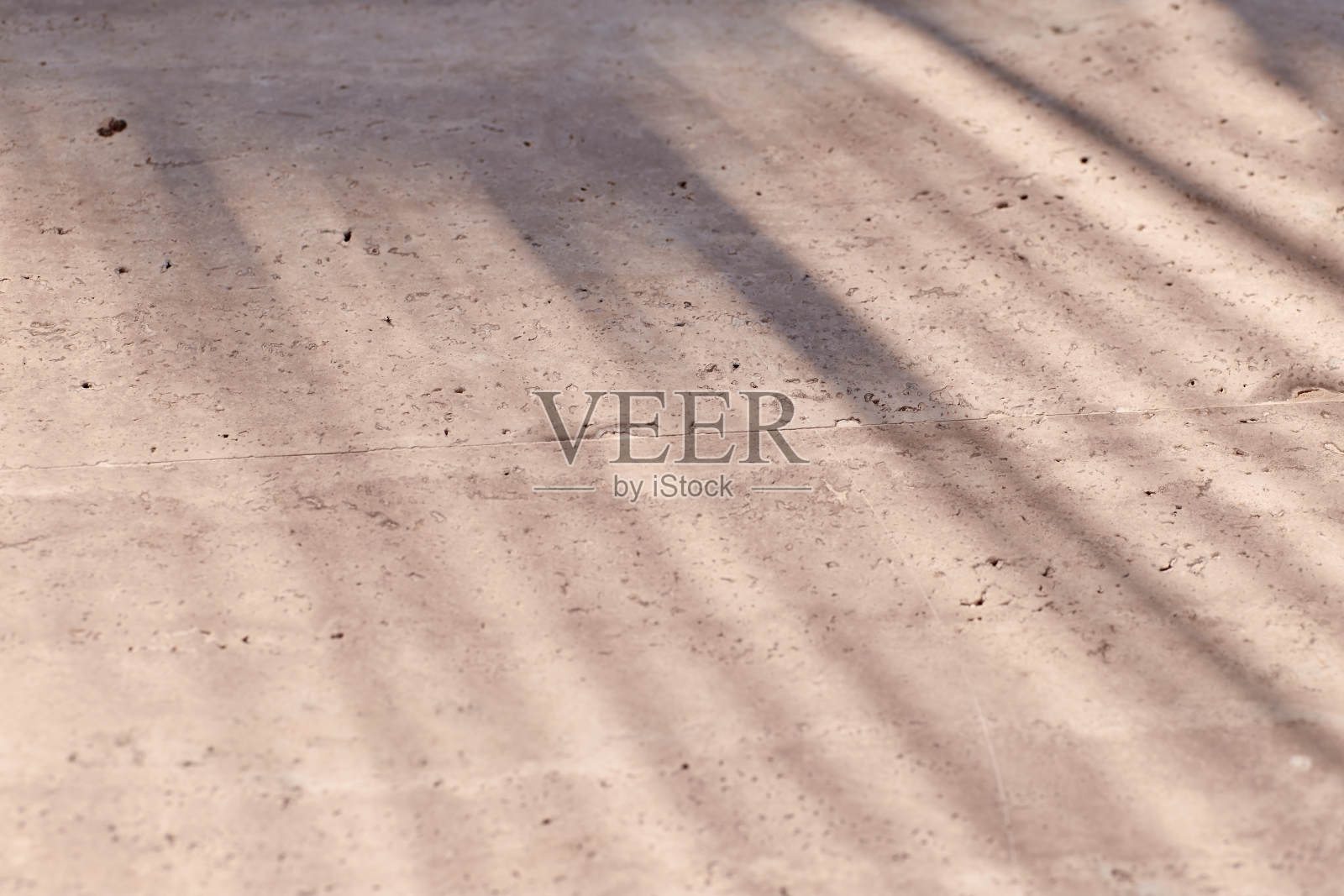 热带精致的棕榈树阴影纹理米色天然石墙。简约时尚抽象具体纹理背景化妆品展示照片摄影图片