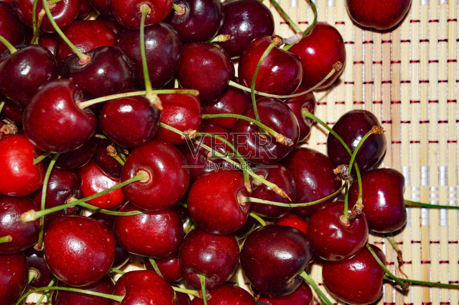 成熟的红樱桃。美味的甜浆果。设计背景。照片摄影图片