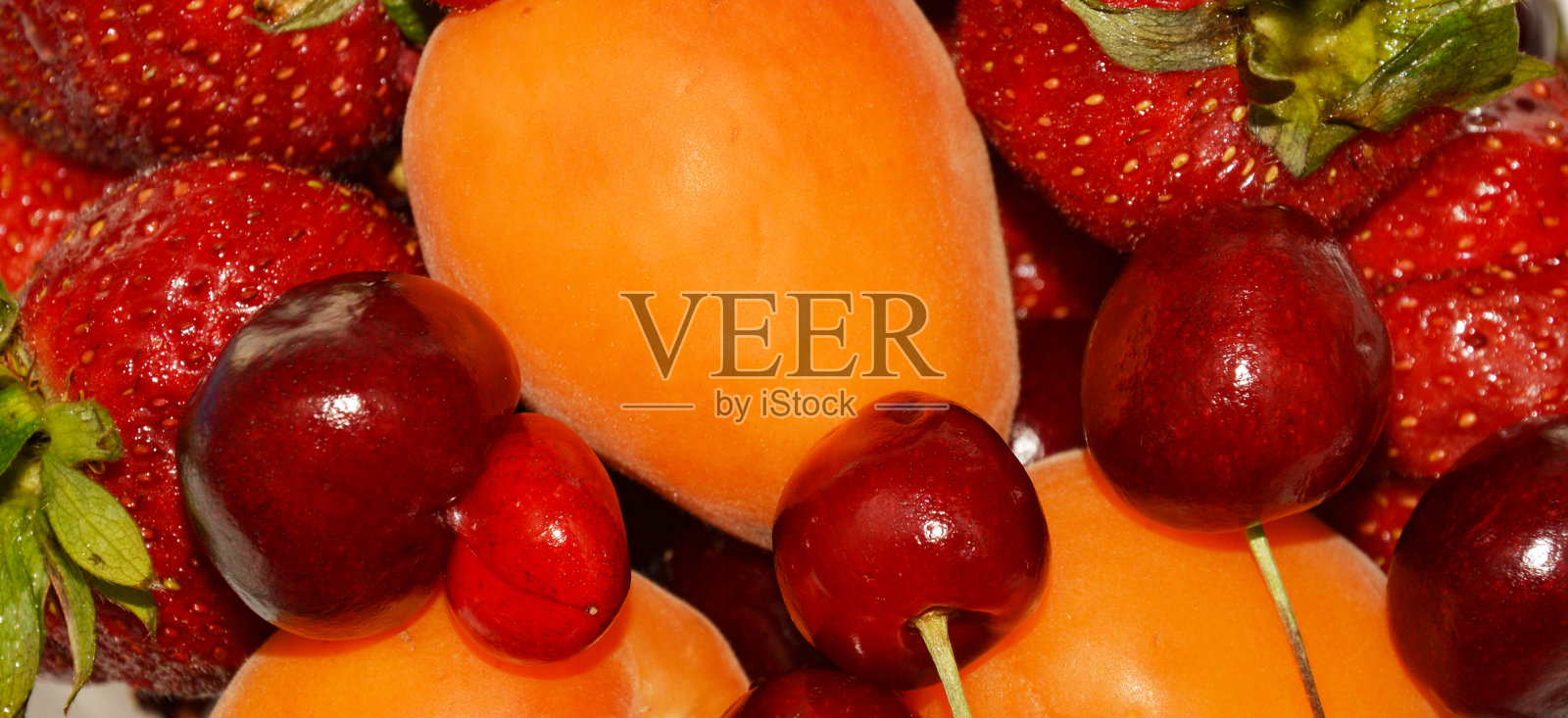 成熟的水果和浆果。杏子，草莓和樱桃。设计背景。照片摄影图片