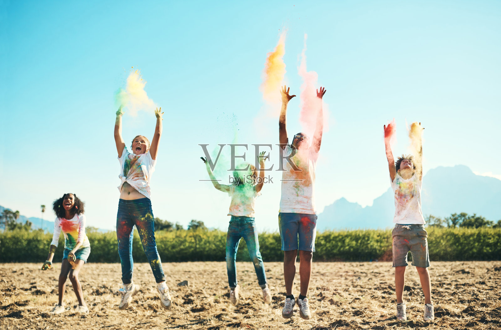 这是一群青少年在夏令营玩彩色粉末的照片照片摄影图片