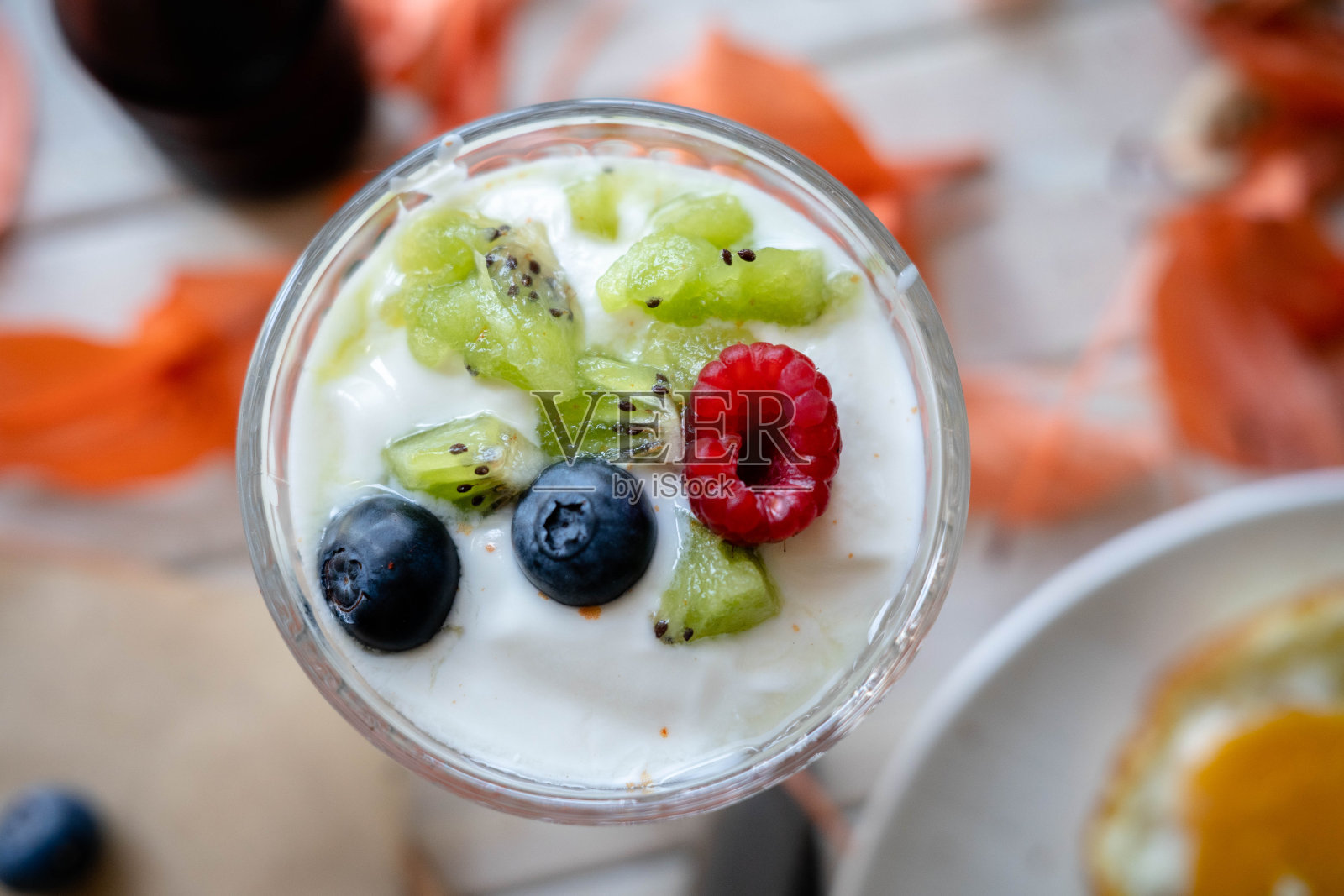 自制酸奶，不加糖，用新鲜水果装饰照片摄影图片