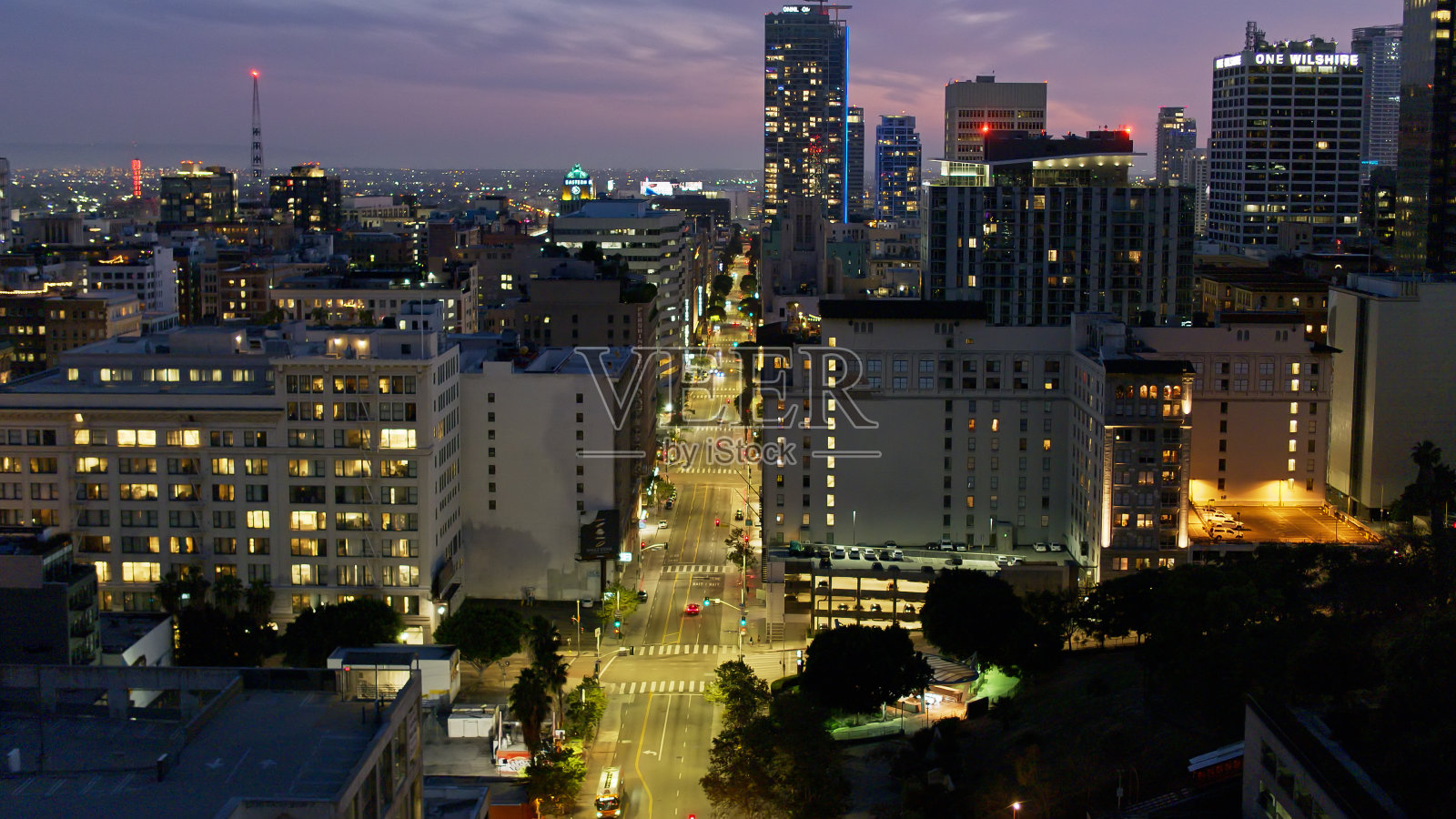 在洛杉矶市中心的希尔街在日落-空中照片摄影图片