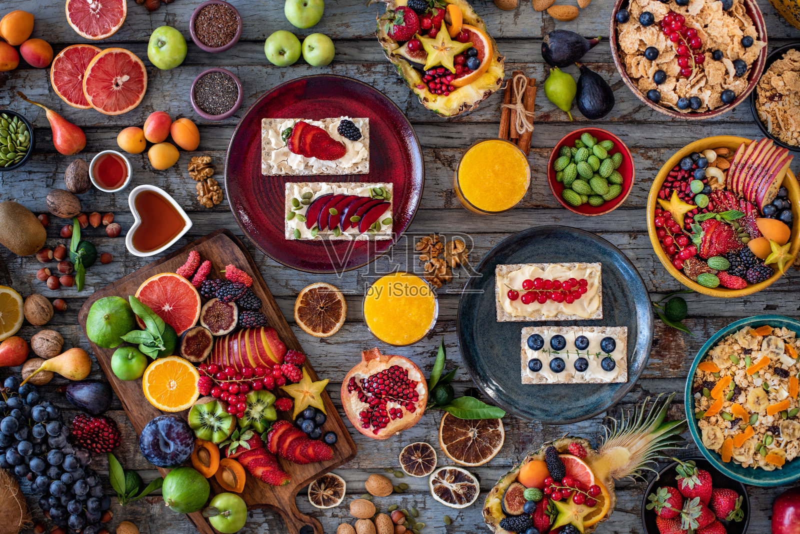 点心和脆面包，新鲜水果和奶酪放在木桌上。照片摄影图片