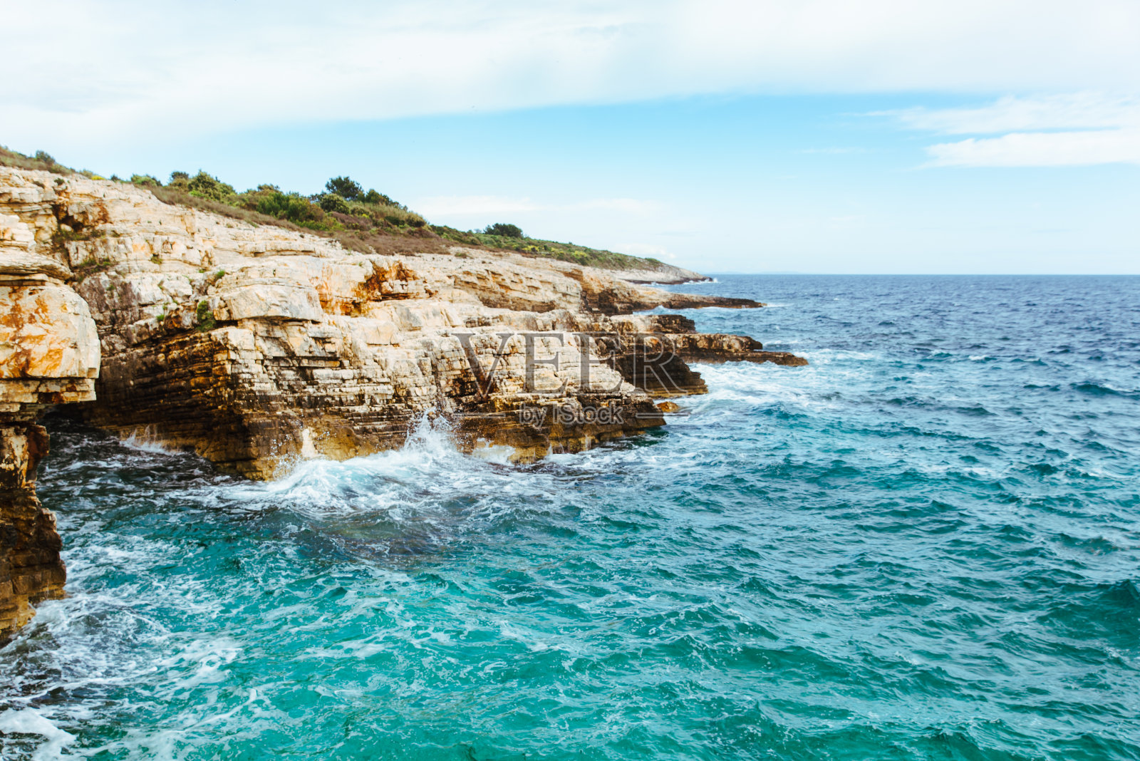 水与海浪与岩石悬崖的观点照片摄影图片