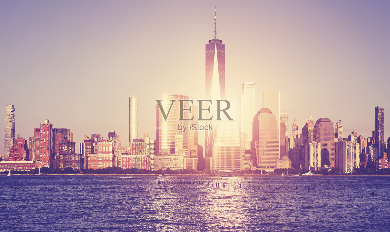 夕阳反射在曼哈顿的建筑，纽约，美国。照片摄影图片