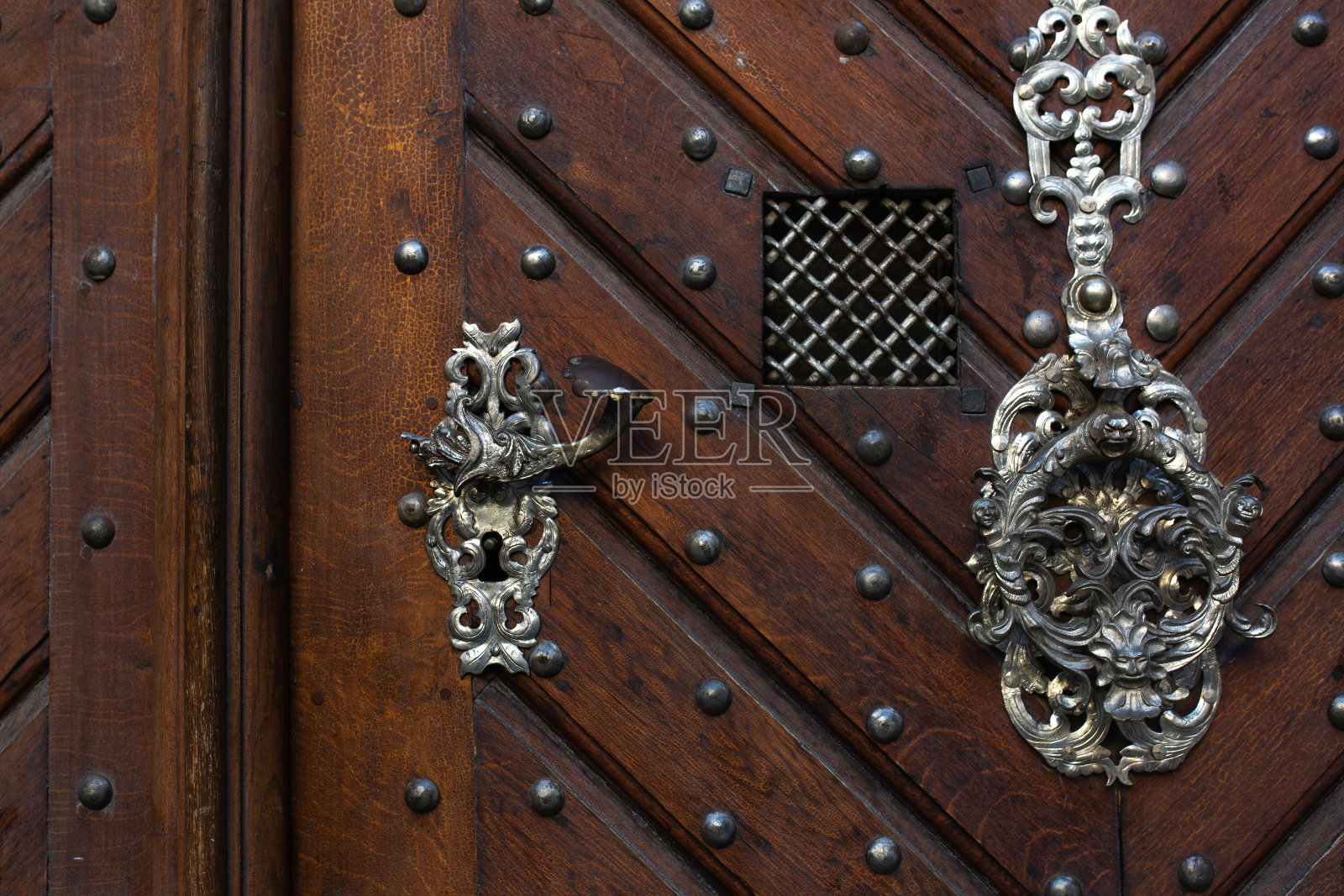 棕色木门的复古金属门把手。空的空间照片摄影图片