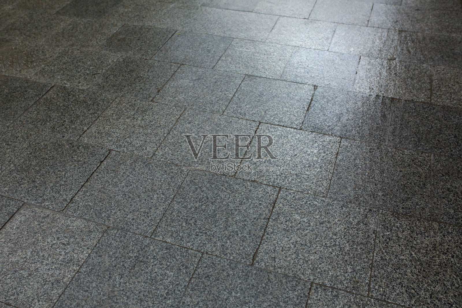 雨后用大理石制成的湿铺路板照片摄影图片