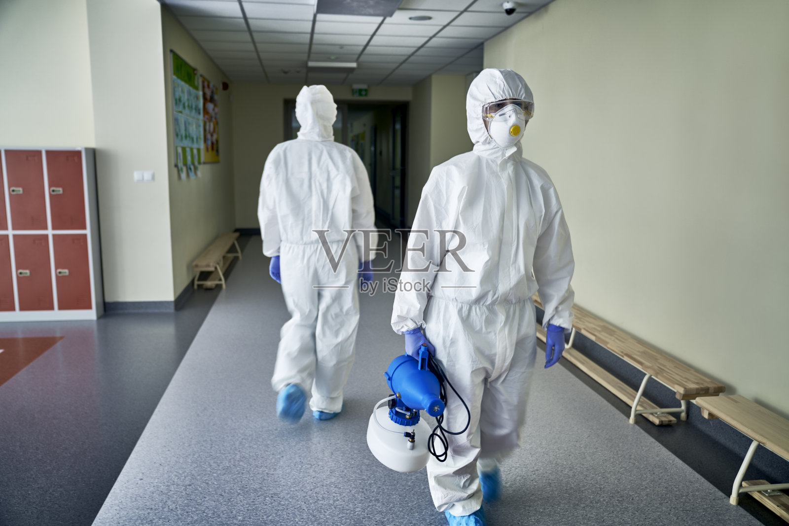 疫情期间修建学校走廊的卫生照片摄影图片