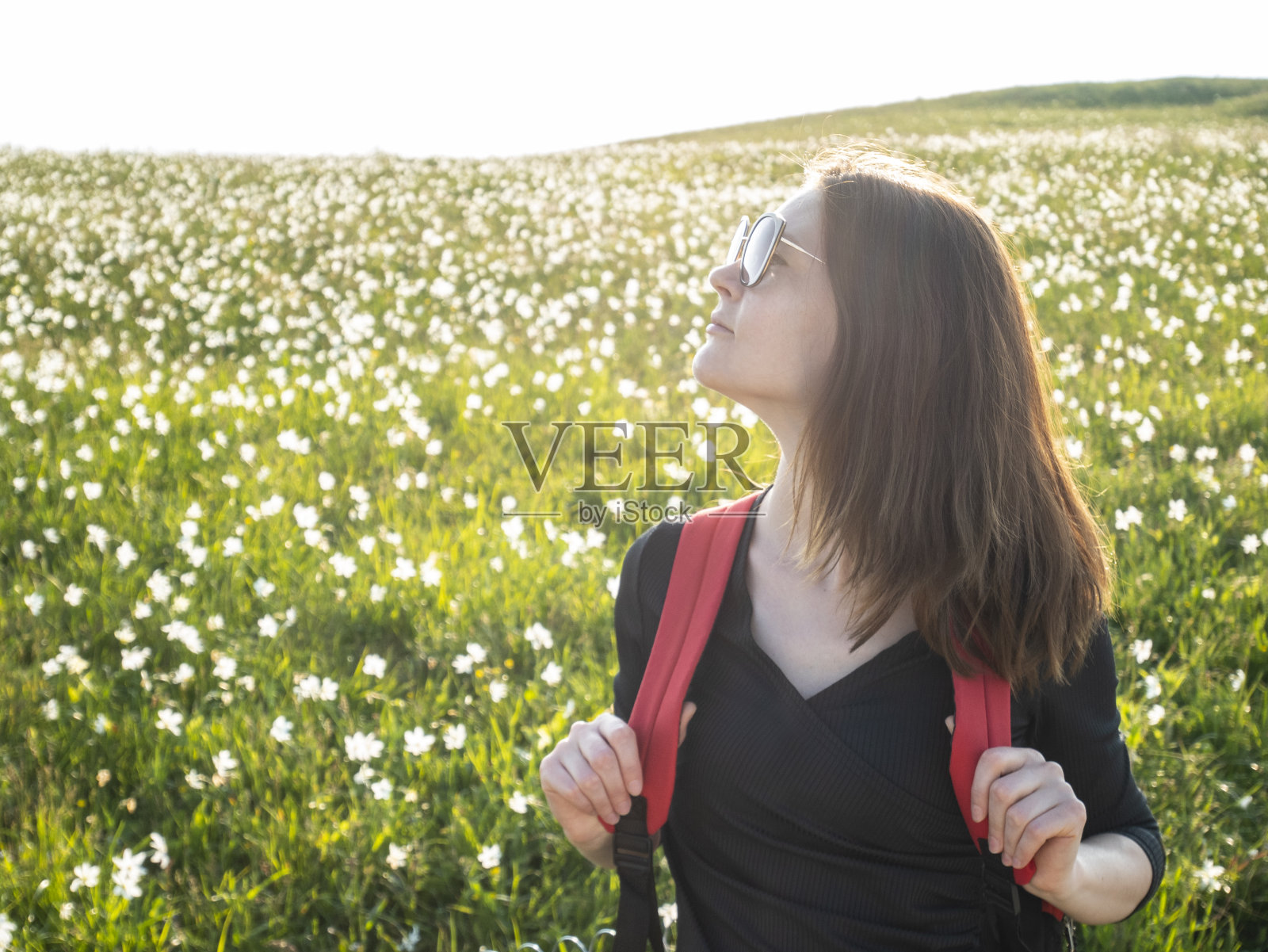 背包和太阳镜的女徒步旅行者。徒步旅行。照片摄影图片