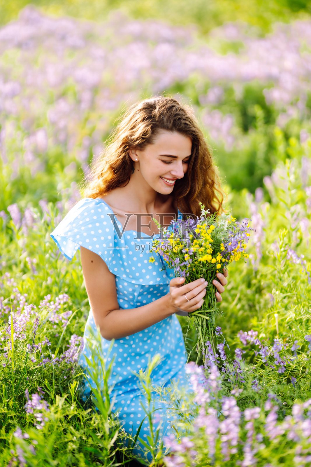 美丽的女人的肖像在一个惊人的盛开的田野。照片摄影图片