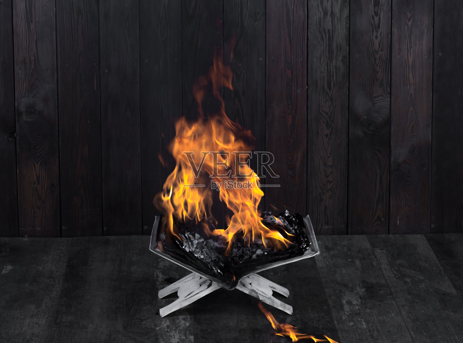 书在火中燃烧照片摄影图片