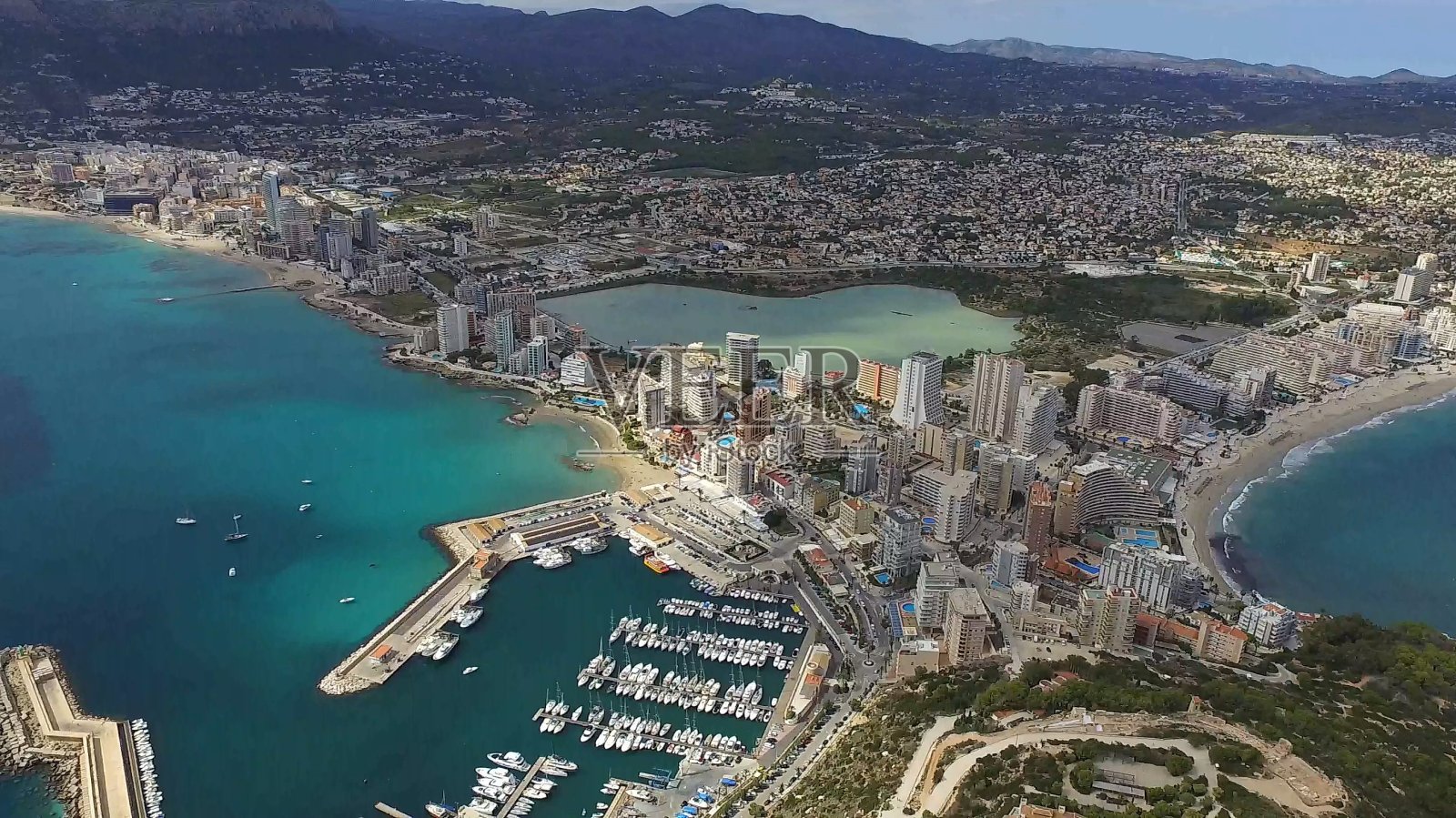 从伊法赫岩鸟瞰卡尔佩、海滩和萨利纳斯照片摄影图片