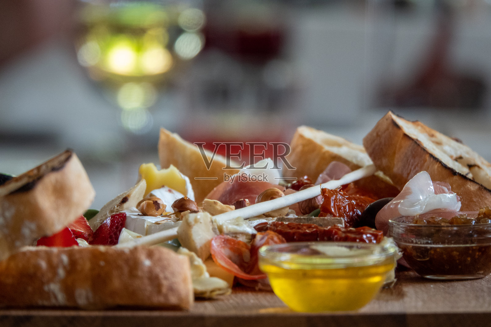 各种形状和大小的混合奶酪和蜂蜜照片摄影图片