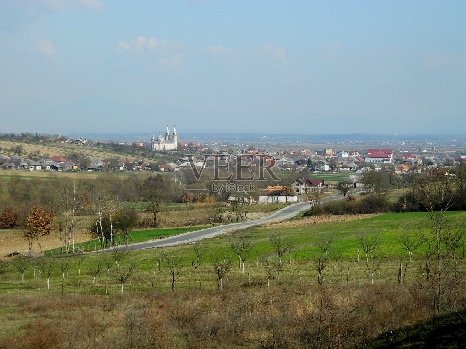 法拉卡萨村在马拉穆瑞斯县-春天景观照片摄影图片