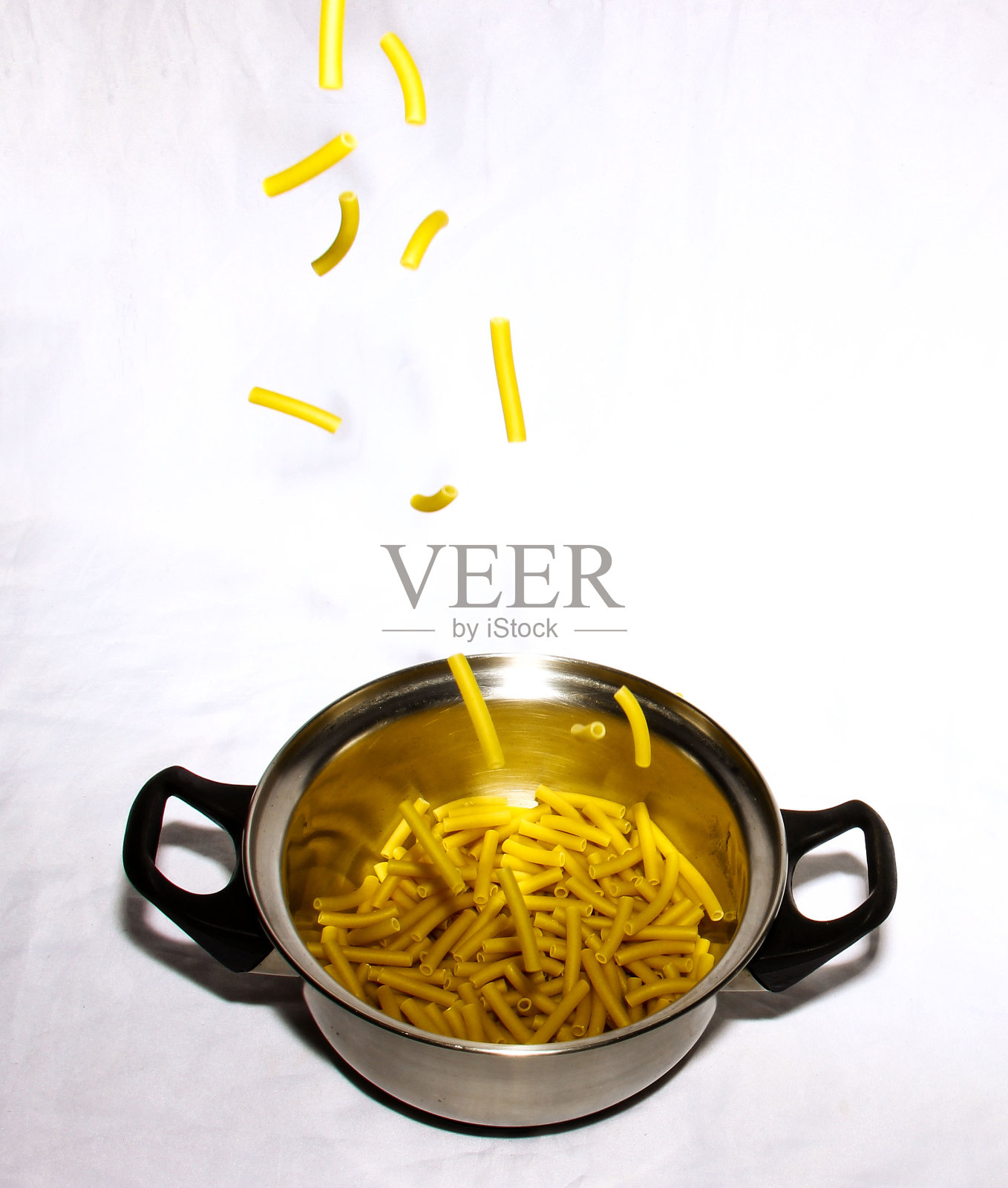锅里的通心粉照片摄影图片