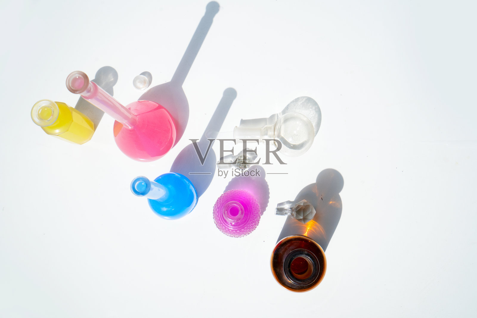 彩色阴影的玻璃瓶组合照片摄影图片