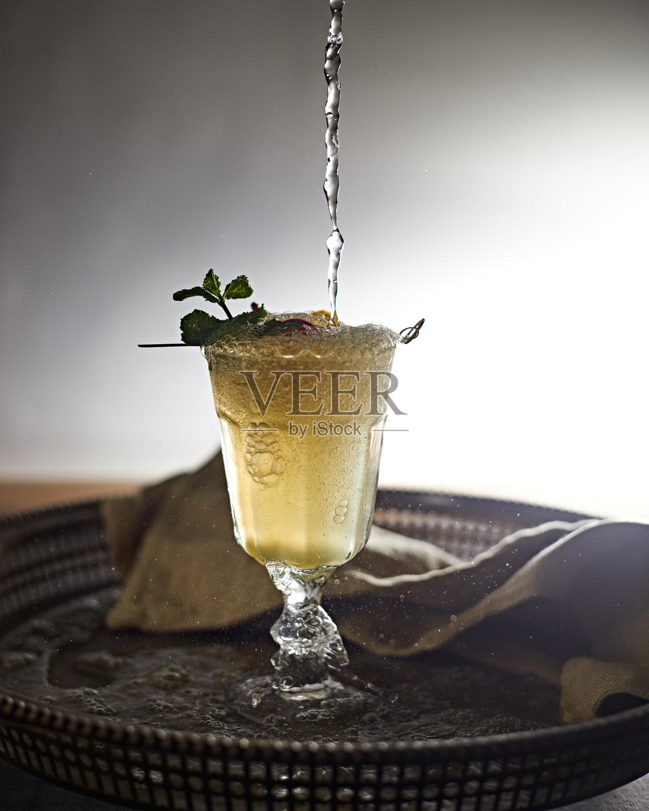 将苏打倒入鸡尾酒中照片摄影图片