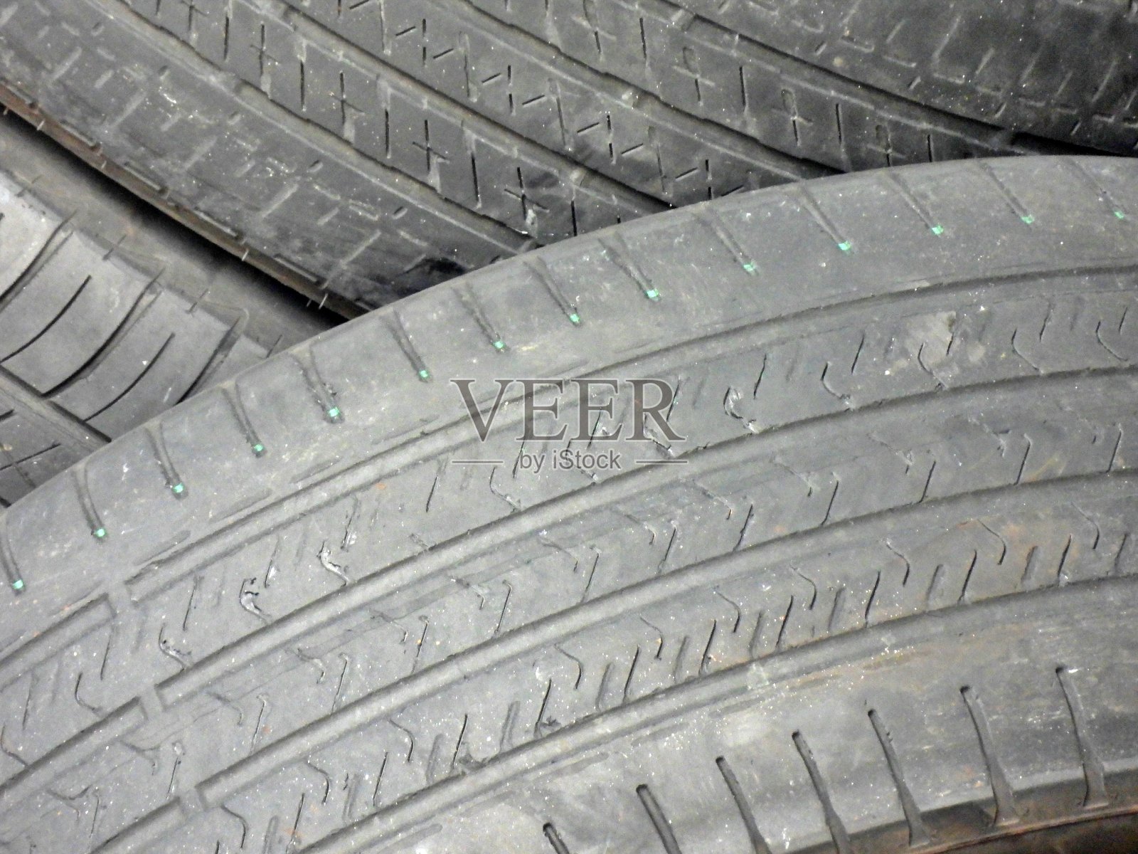 一堆等待处理的废旧汽车轮胎照片摄影图片