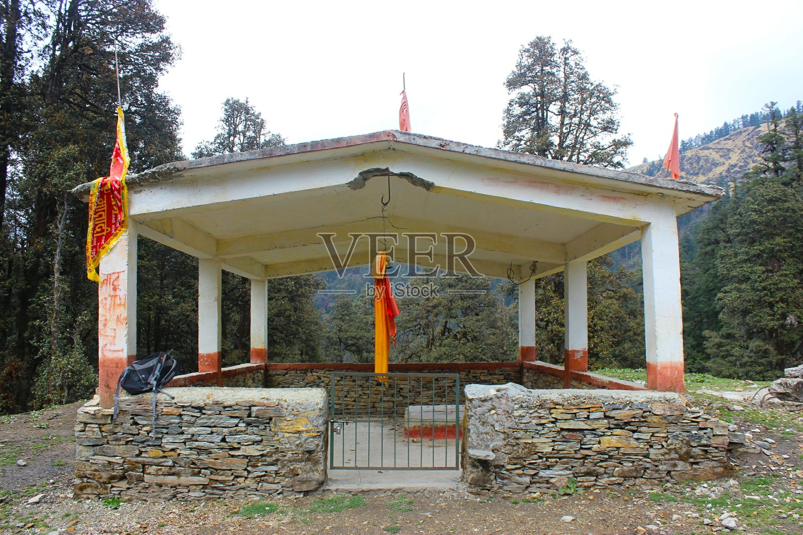 喜马拉雅山森林中的一座印度教神庙。照片摄影图片