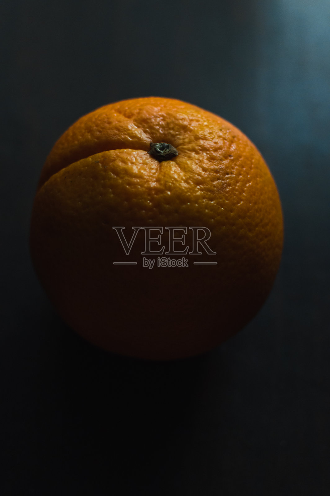 橙色孤立在黑暗的桌子上照片摄影图片