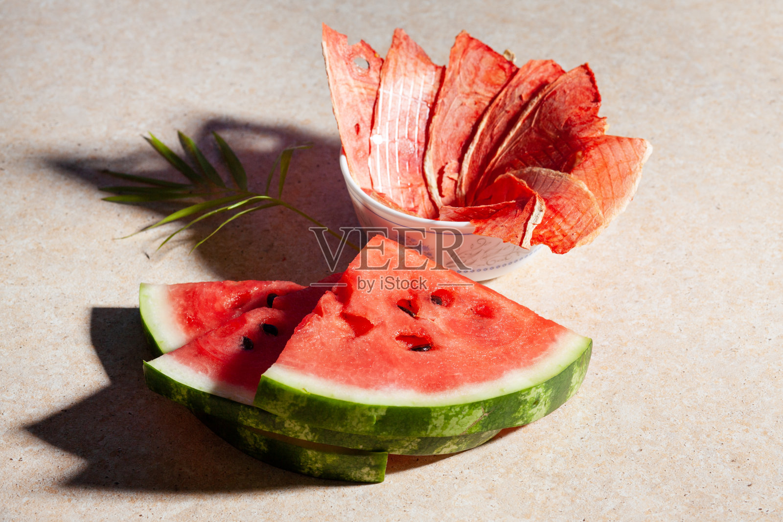 冬季用品:鲜西瓜片配鲜西瓜片，背景较亮，阴影较深照片摄影图片