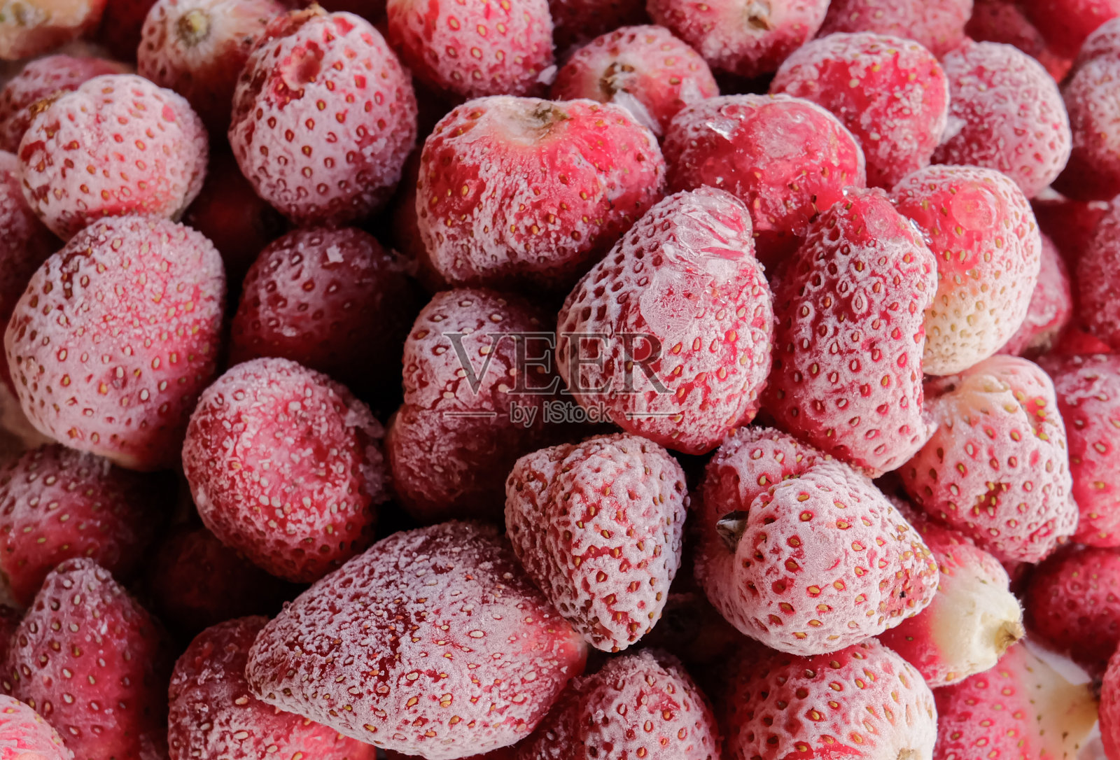 一整盒冷冻草莓照片摄影图片