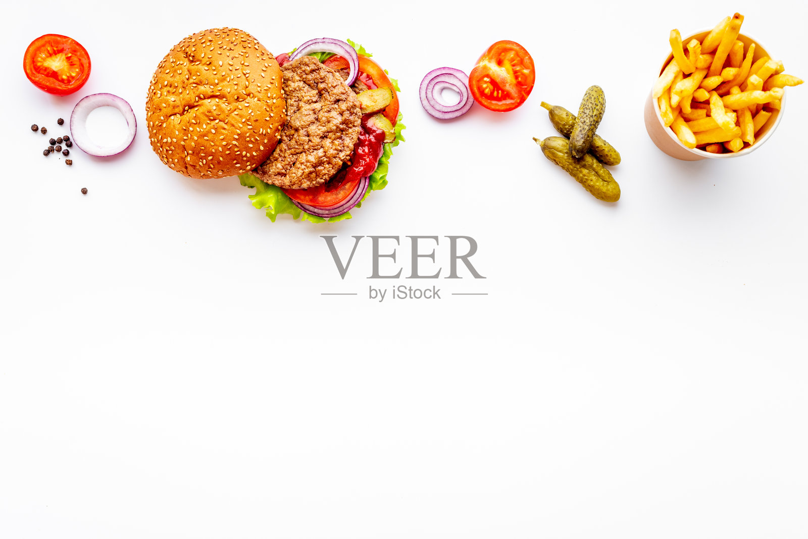 烧烤汉堡和薯条孤立的白色。俯视图照片摄影图片