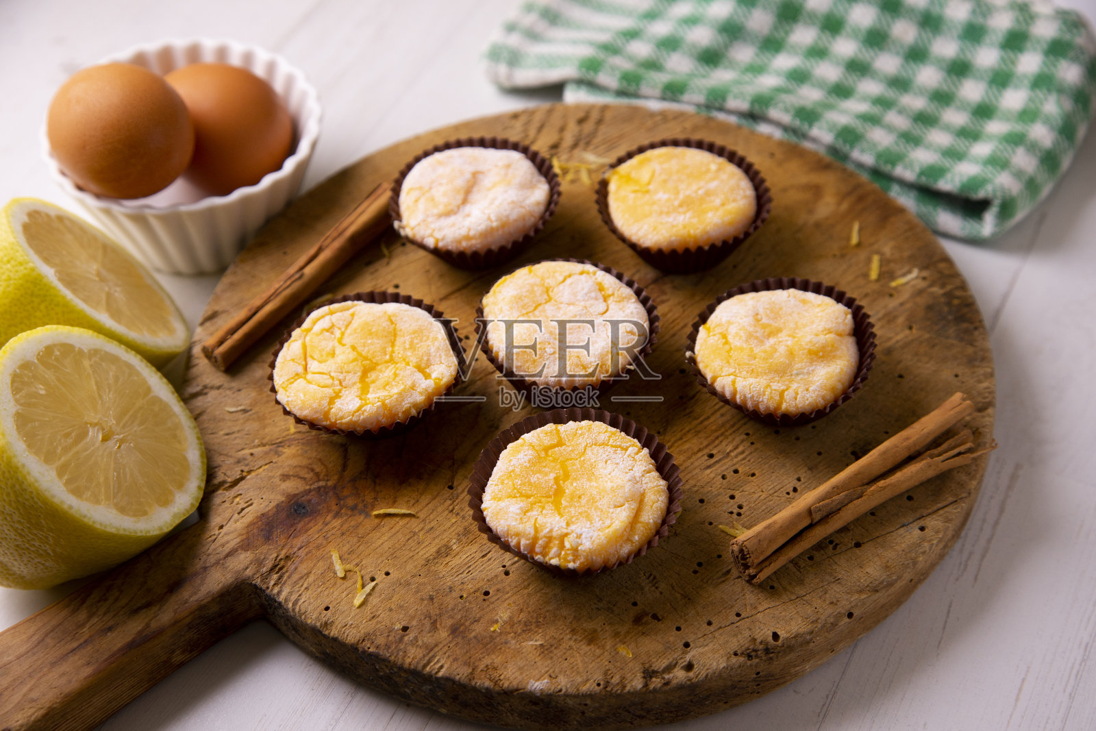 蛋黄圣特蕾莎修女。修道院修女制作的传统西班牙甜点。照片摄影图片