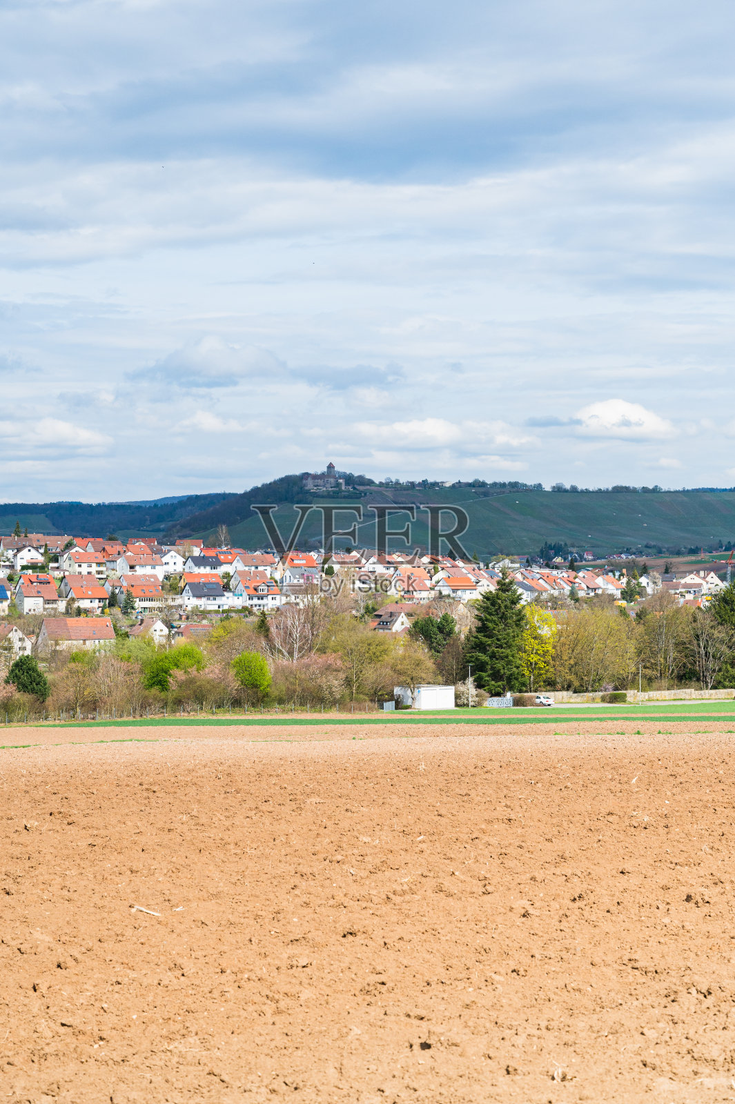 明亮的天空下村庄附近的大片农田照片摄影图片