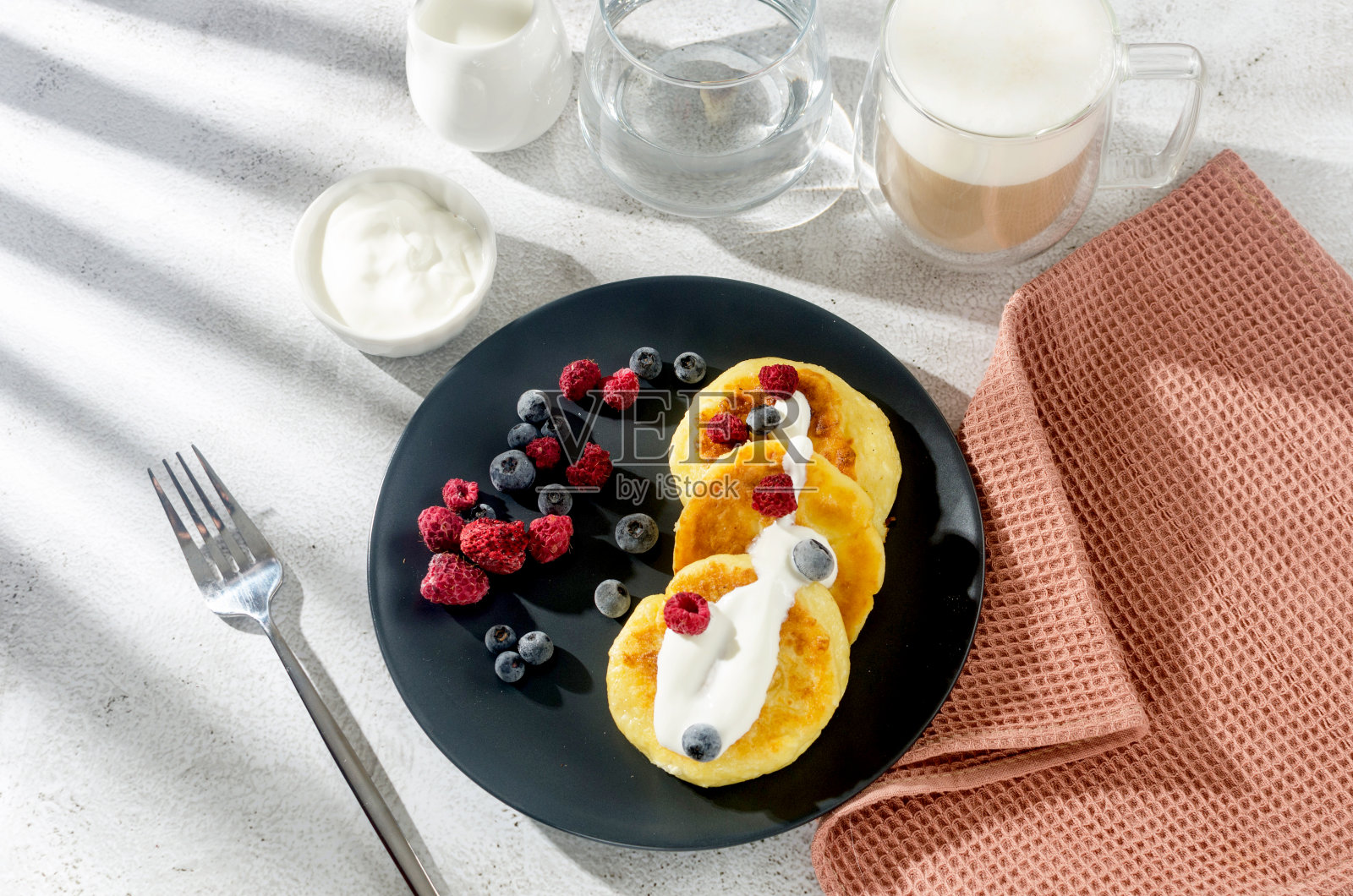 早餐或午餐配莓果的白干酪煎饼照片摄影图片