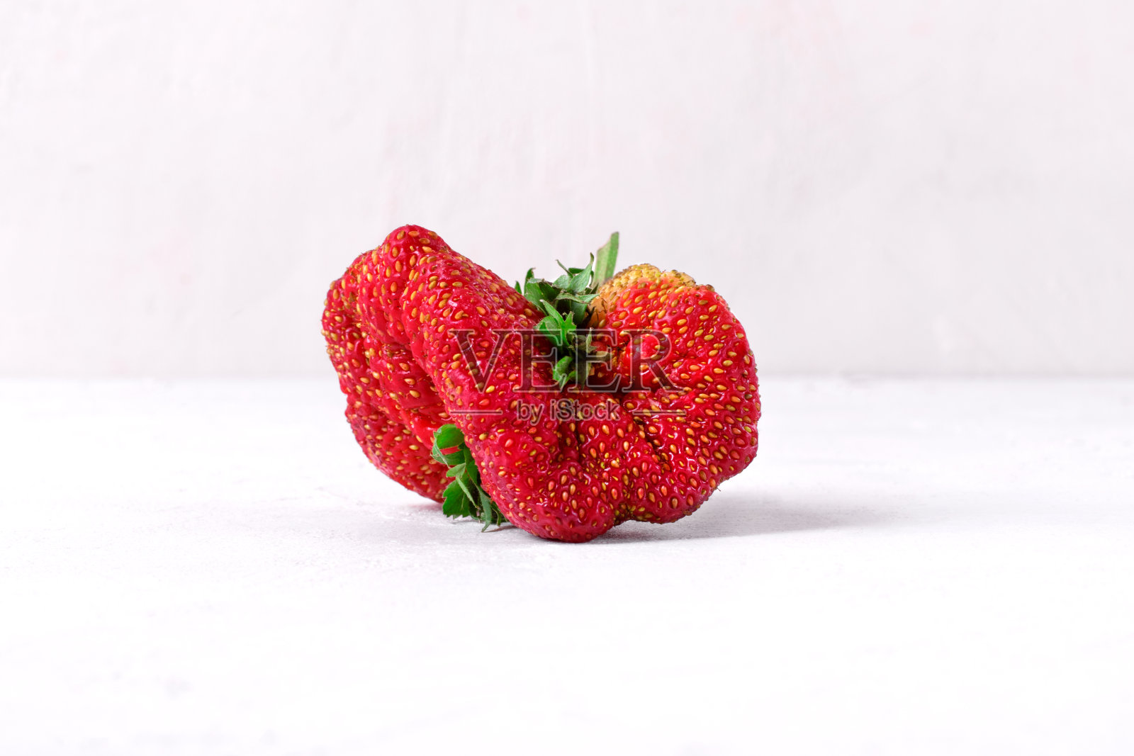 奇怪的草莓。不完美的农民产品照片摄影图片