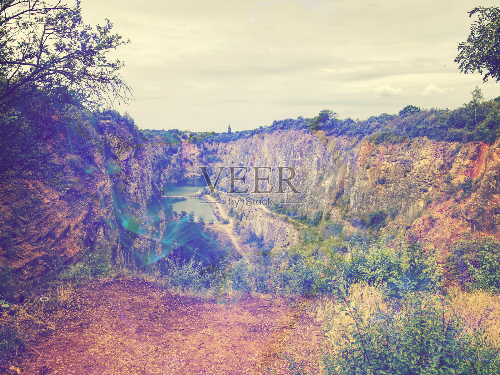 废弃的峡谷石灰石采石场。湖水湛蓝碧绿照片摄影图片