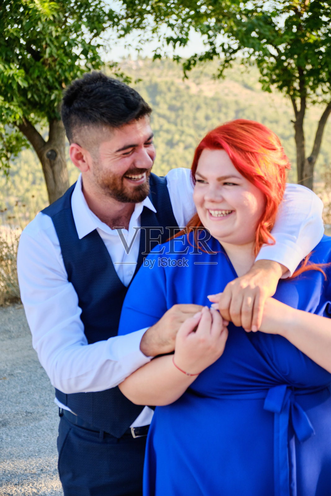 男人拥抱心爱的微笑女人照片摄影图片