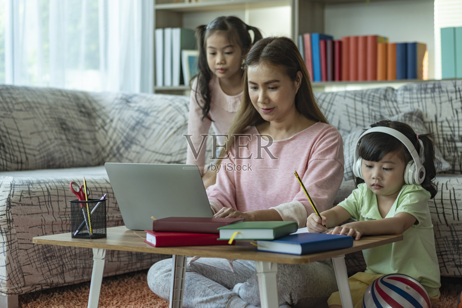 一位亚洲母亲在家教女儿照片摄影图片