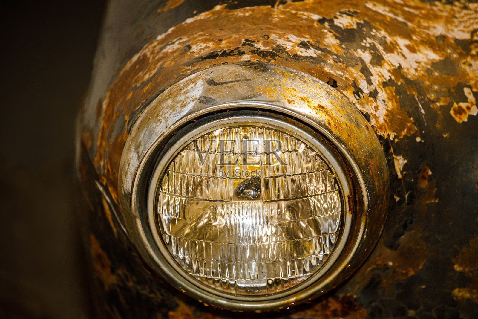 生锈的黑色复古车。照片摄影图片